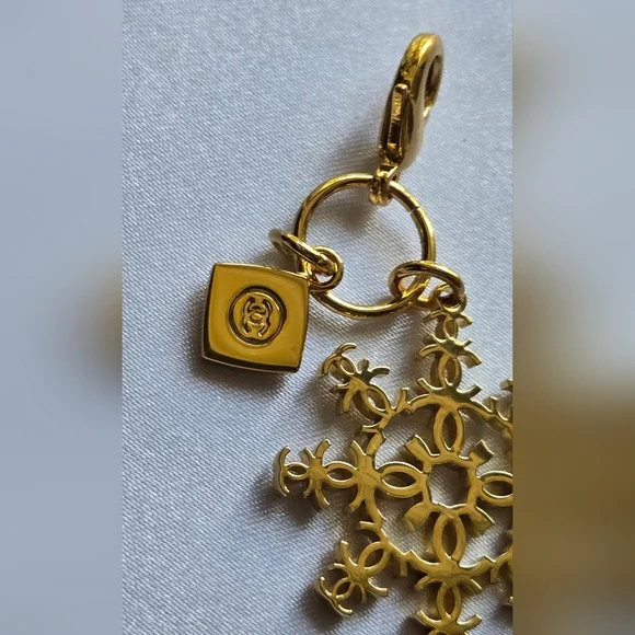 CHANEL Limited Edition 2024 Holiday Gold Snowflake CC Charm - Picture 4 of 4